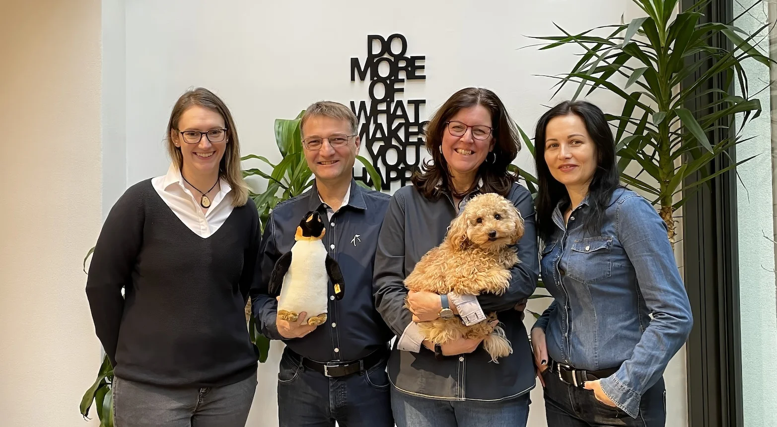 Das sinnvollFÜHREN Team mit Daniela, Ralph, Veronika und Natascha. Veronika hält den Zwergpudel Sunny und Ralph einen Plüsch-Pinguin